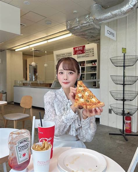 計良日向子（ひなひ）さんのインスタグラム写真 計良日向子（ひなひ）instagram 「 日本橋にある大好きなカフェでランチ🍕 Pizza Slice Commissary