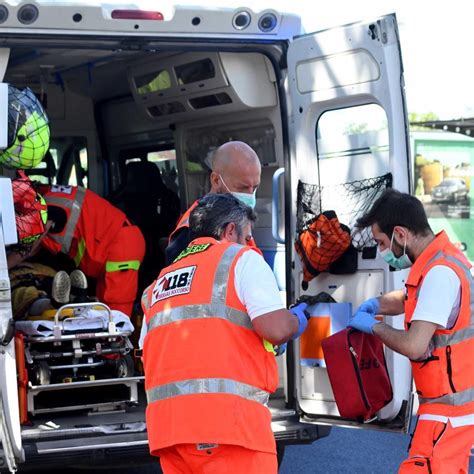 Scontro Auto Furgone Un Mezzo Si Ribalta Ferita Una Donna