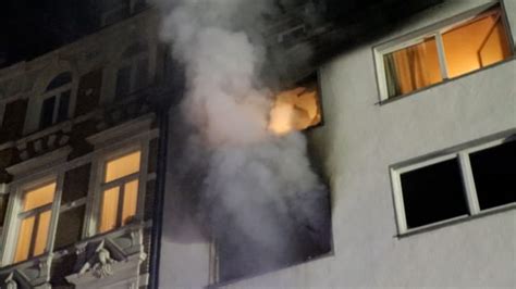 K Ln Wohnungsbrand In Der Altstadt Frau Klammert Sich An Dachrinne