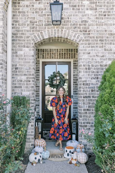 Easy Fall Front Porch Decor Idea for Halloween - Walking in Memphis in