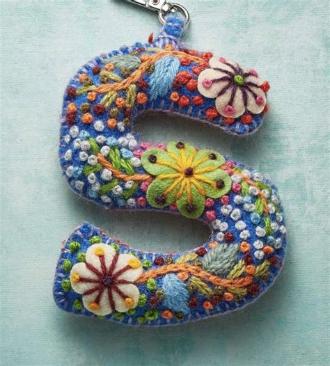 Pin by Hiromi Chonan on 刺繍 Felt crafts Diy bead embroidery Felt