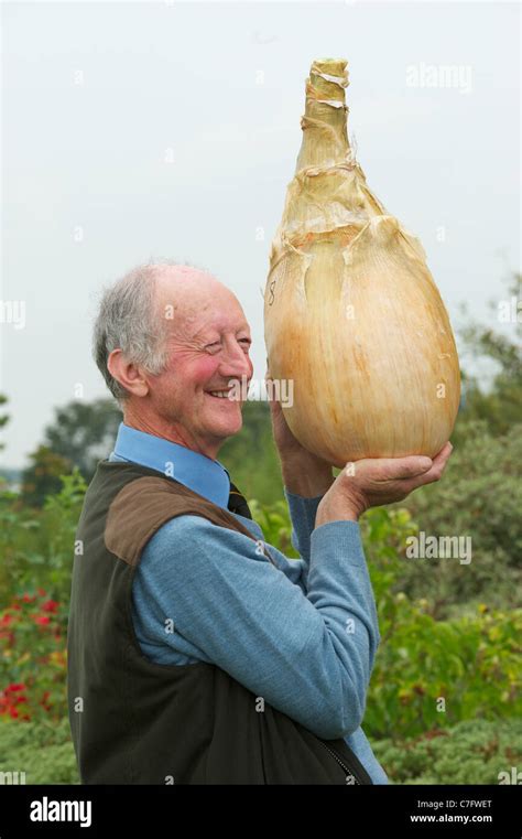 World Record Onion And Peter Glazebrook At Harrogate Autumn Show 17 09