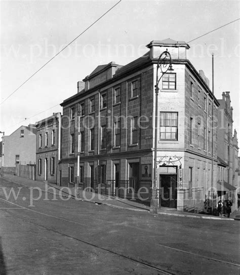 Hero of Waterloo Hotel, The Rocks, Sydney, NSW, circa 1940s. - Photo Time Tunnel