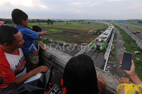 UJI COBA KERETA API BANDARA ADI SOEMARMO ANTARA Foto