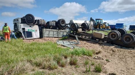 Accidente en Ruta 3 un camión volcó tras colisionar con otro