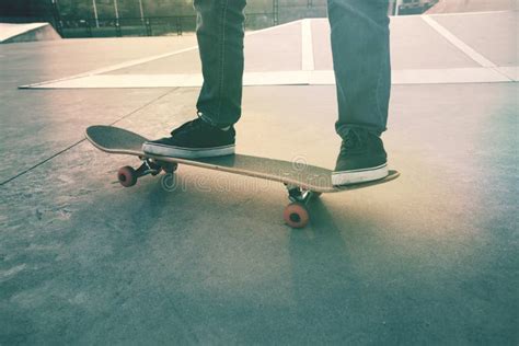 Skater Que Skateboarding Na Rampa Do Skatepark Foto De Stock Imagem