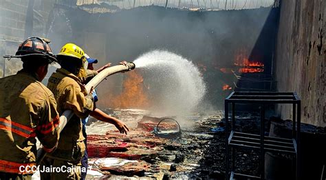 Incendio consume bodega de productos químicos y viviendas en Monseñor