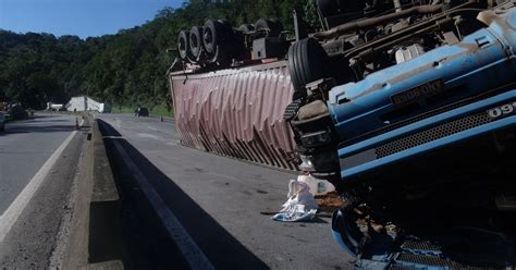 G Carreta Tomba E Invade Pista Contr Ria Da Br No Litoral Do