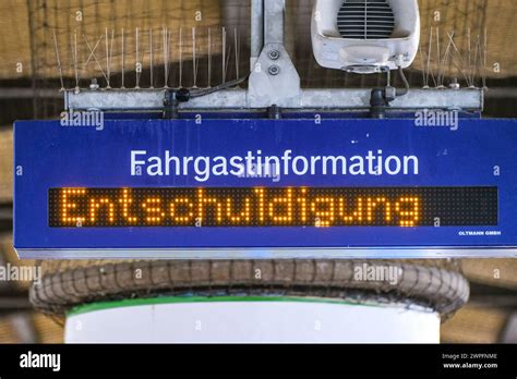 Düsseldorf 07 03 2024 Fahrgastinformation Bahnsteig Entschuldigung