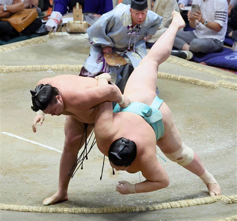 霧島は10勝目で優勝争い残った 琴桜に勝つ 大の里に1差と迫る ライブドアニュース