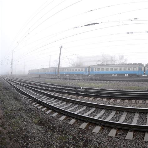 O Trem Suburbano Ucraniano Apressa Se Ao Longo Da Estrada De Ferro Em