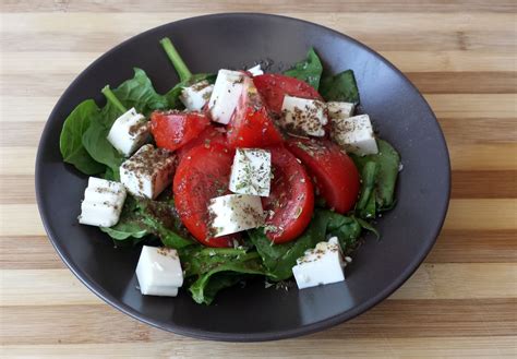 Ensalada De Espinacas Con Tomate Y Queso Fresco