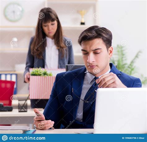 Despiden A Una Persona De Su Trabajo Foto De Archivo Imagen De Triste