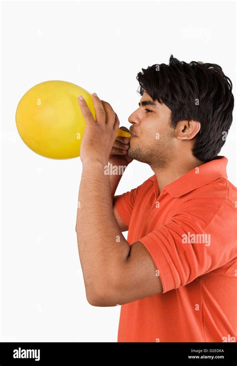 Homme Gonflant Un Ballon Banque De Photographies Et Dimages à Haute