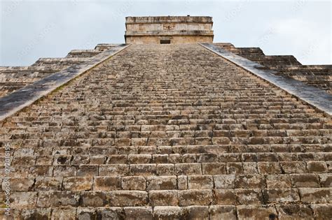 Pir Mide El Castillo Yacimiento Arqueol Gico Maya De Chich N Itz