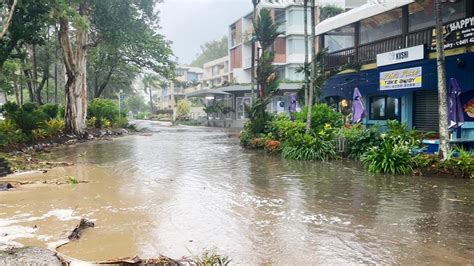 Cyclone Jasper Hits North Qld Douglas Shire Residents Take Shelter