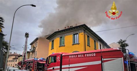 Va A Fuoco Il Tetto Di Un Abitazione Nel Centro Di Iseo Evacuata La