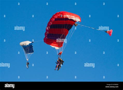 Gestreifte Fallschirme Fotos Und Bildmaterial In Hoher Aufl Sung Alamy