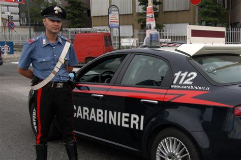 Tentano Di Svaligiare Una Casa Un Uomo D L Allarme E I Carabinieri