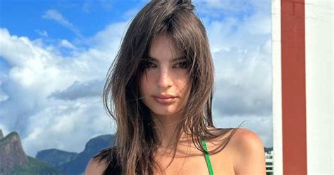 Emily Ratajkowski Seins Apparents Sous Un Maillot De Bain Brazilcore