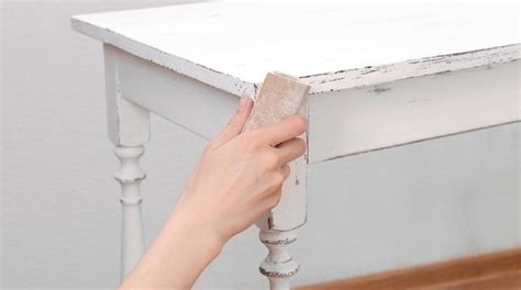 Cómo pintar tus muebles de blanco envejecido CASA Y MAS EL