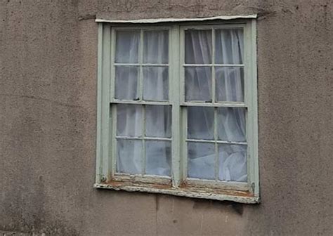 How To Paint A Sash Window Diy Doctor