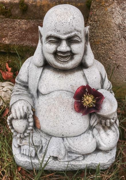 Vista De Alto Ngulo De La Escultura De Buda Riendo En El Campo Foto