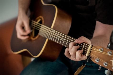 Comparing the Differences Between Classical vs Acoustic Guitars