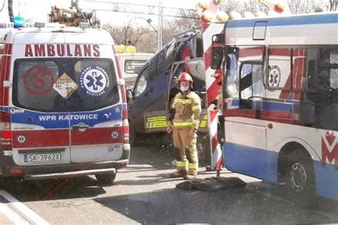 Wypadek na DK88 w Zabrzu Autobus ZTM uderzył w samochód techniczny Są