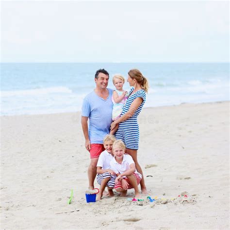 Famille Heureuse De Ayant L Amusement Sur La Plage Photo Stock