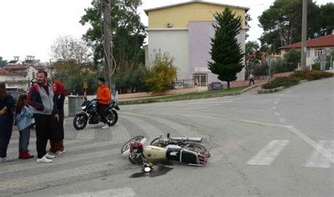 Antalya nın Manavgat ilçesinde kavşakta motosiklet ile otomobilin çarpı