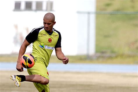 Vasco espera resolver futuro dos jogadores afastados até a Série B