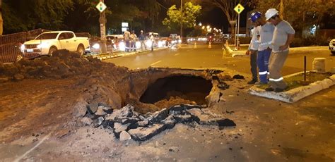 Avenida Maranhão é parcialmente interditada após cratera se abrir e