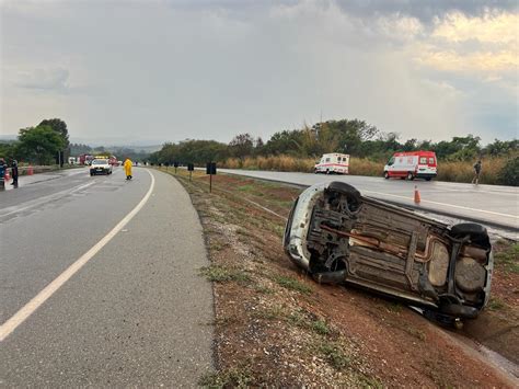 Homem morre e outro fica ferido após carro capotar na BR 262 em