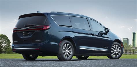 Chrysler Pacifica Debuts With Fresh Looks Awd New U Connect And