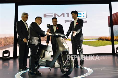 Motor Listrik Honda Em E Resmi Dipasarkan Harga Mulai Rp Juta