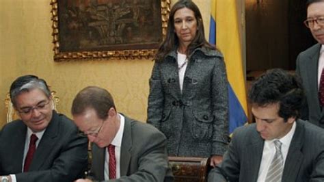 Colombia Y Ee Uu Firman Convenio Militar