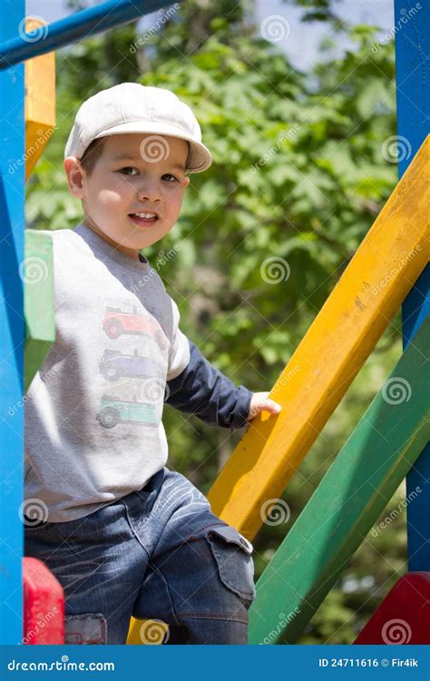 Menino No Campo De Jogos Foto De Stock Imagem De Mola 24711616