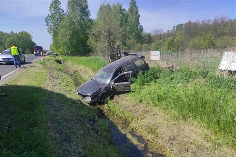 Wypadek w Osieku Auto dachowało na drodze krajowej numer 79 Jedna