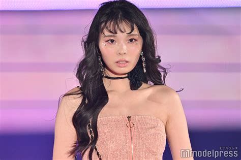 川口ゆりな、デコルテ＆美脚披露 ウェーブヘアがお似合い【girlsaward 2024 S／s】 モデルプレス