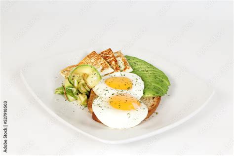 Huevos estrellados con queso panela y aguacate Stock Photo | Adobe Stock