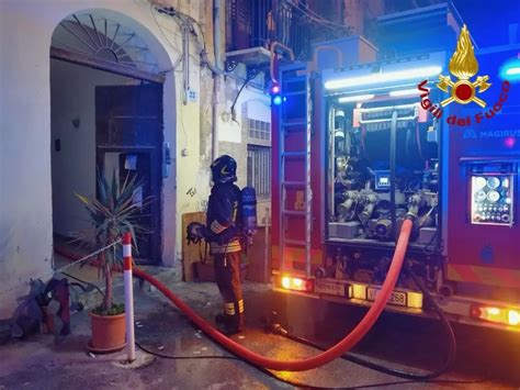 Incendio In Appartamento A Palermo Evacuato L Intero Stabile E