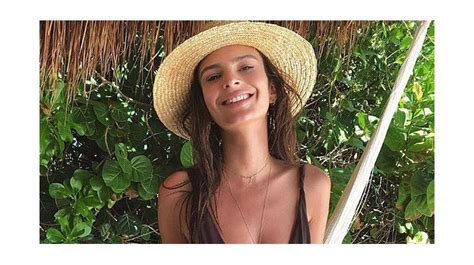 Las fotos de la súper sensual Emily Ratajkowski que luce sus curvas en