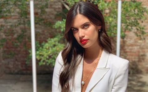 Sara Sampaio Usa Soutien De Brilhantes E Valor Da Peça Surpreende