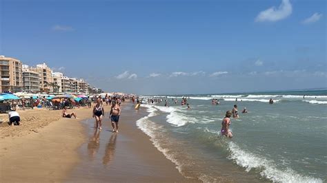 Cientos de personas se bañan en la playa de Guardamar pese a duplicar