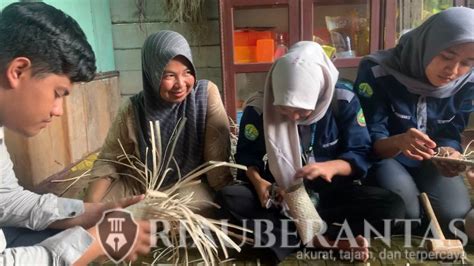 MAHASISWA KUKERTA UNRI 2023 MEMBANTU MEMPERKENALKAN DAN MENINGKATKAN