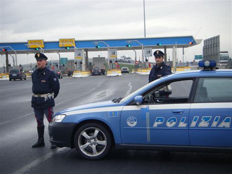 Tir a zig zag in A14 fermato dalla polizia stradale Autista ubriaco è