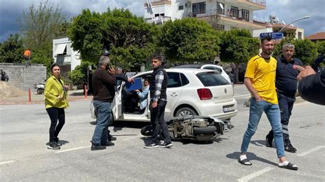 Antalya da otomobil ile motosiklet kontrolsüz kavşakta kazaya karıştı