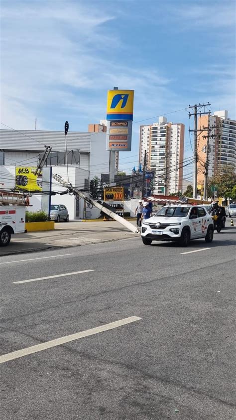 Acidente de trânsito derruba poste e deixa moradores sem energia