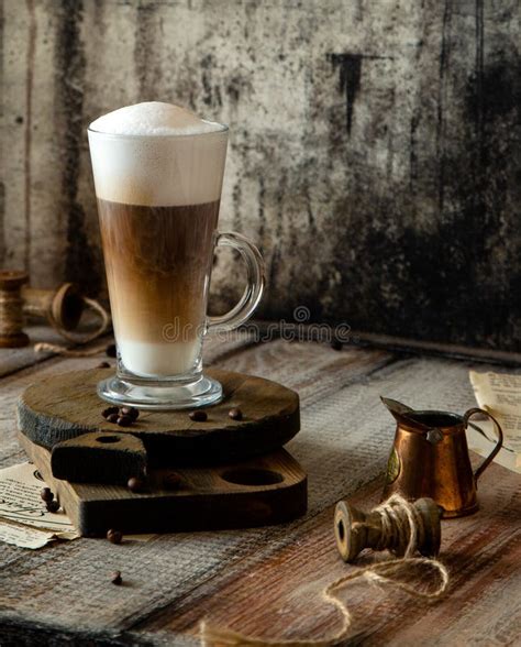 Le Verre De Latte Avec Le Latte Pos Le Cappuccino Ou Le Moka Sur Les